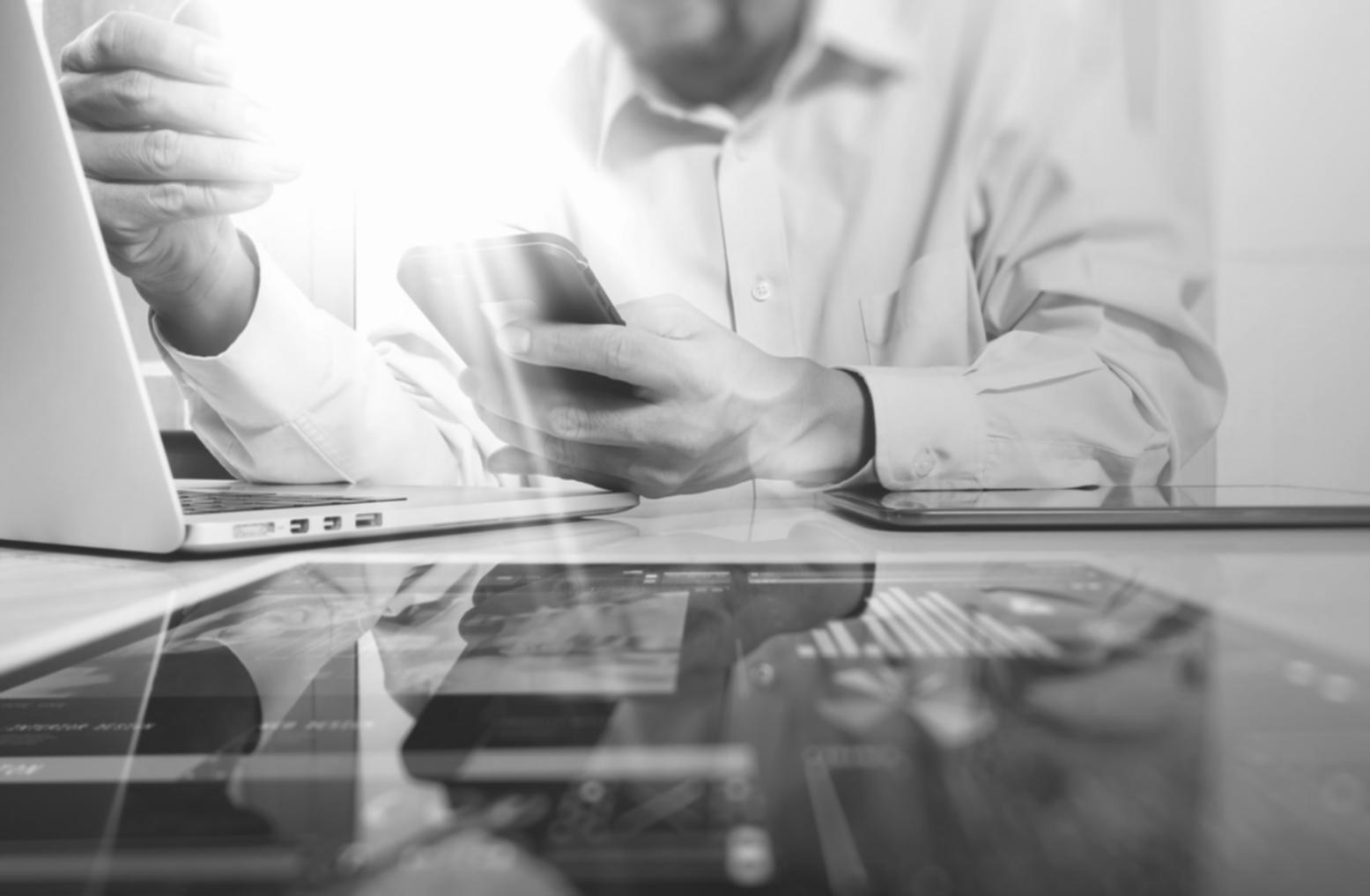 Специалист работает с отладчиком кода на нескольких мониторах