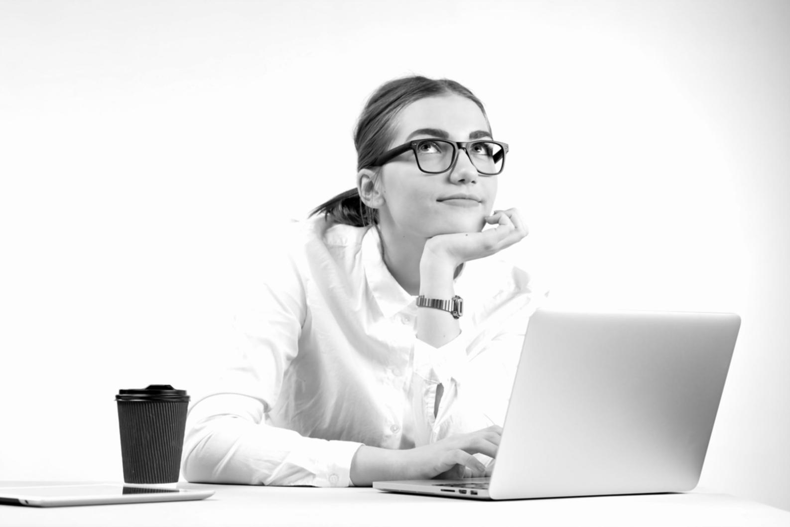 Студенты работают за компьютерами в современной учебной аудитории